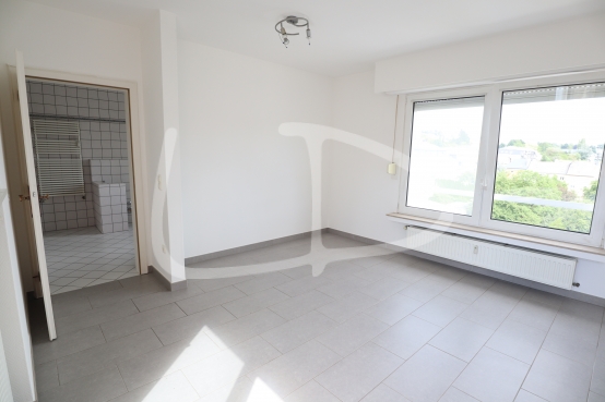 Chambre principale vue angle du balcon.JPG